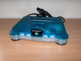 Deze <a href = https://www.mario64.nl/Nintendo-64-spel.php?t=Nintendo_64 target = _blank>N64</a> staat voor je klaar om je te troosten als je een blauwtje hebt gelopen...